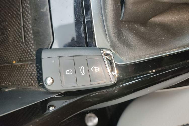 Used Volkswagen T-ROC 2025 300TSI DSG Two-Wheel Drive Chen Guang Edition Vehicle Key