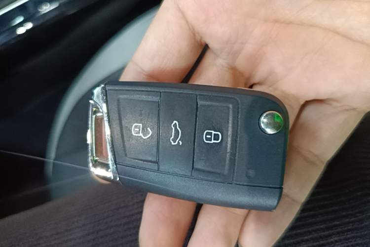 Used Volkswagen T-ROC 2025 300TSI DSG Two-Wheel Drive Chen Guang Edition Vehicle Key