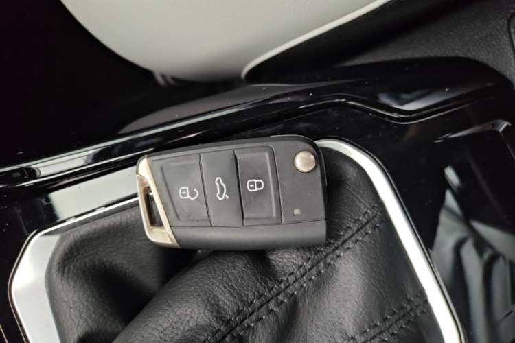 Used Volkswagen T-ROC 2025 Facelifted 300TSI DSG Two-Wheel-Drive Chen Guang Edition Vehicle Key