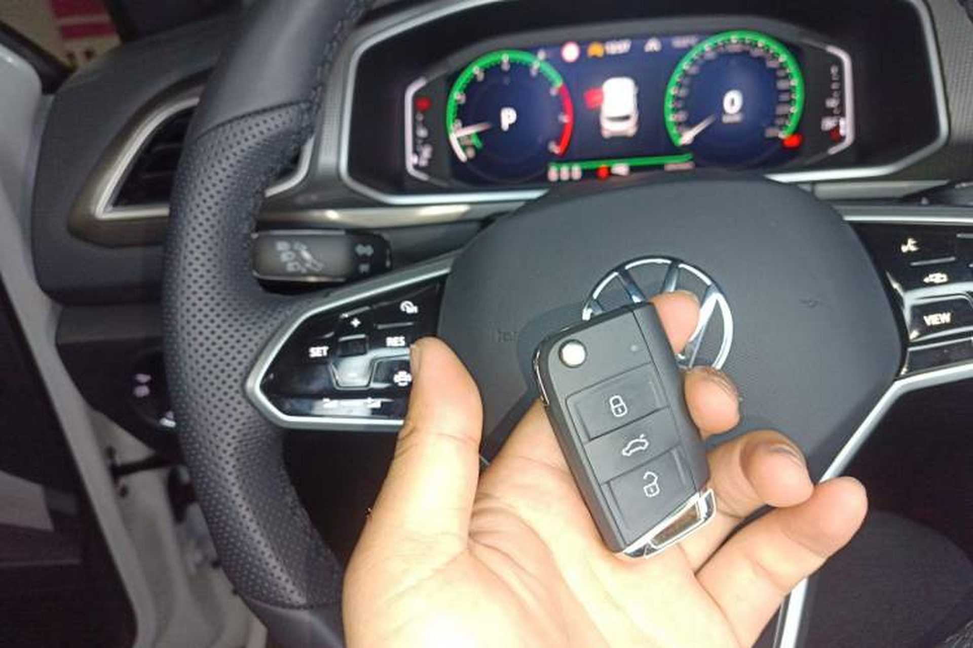 Used Volkswagen T-ROC 2025 300TSI DSG Two-Wheel Drive Chen Guang Edition Vehicle Key