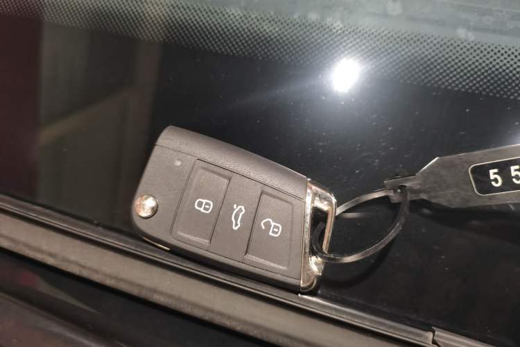 Used Volkswagen T-ROC 2025 Facelift Model 2 300TSI DSG Two-Wheel Drive Xingguang Edition Vehicle Key