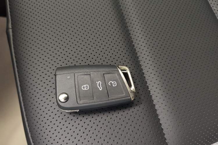 Used Volkswagen T-ROC 2025 Facelift Model 2 280TSI DSG Two-Wheel Drive Shiguang Edition Vehicle Key