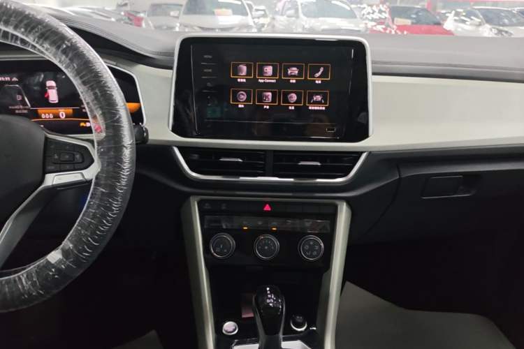 Used Volkswagen T-ROC 2026 Model 280TSI DSG Two-Wheel Drive Shiguang Edition Audio And AC Panel