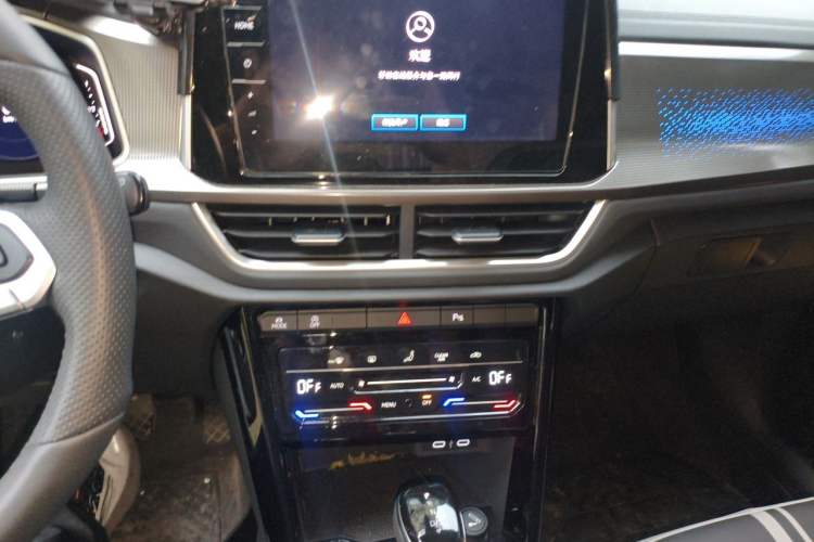 Used Volkswagen T-ROC 2026 Model 300TSI DSG Two-Wheel Drive Chenguang Edition Audio And AC Panel