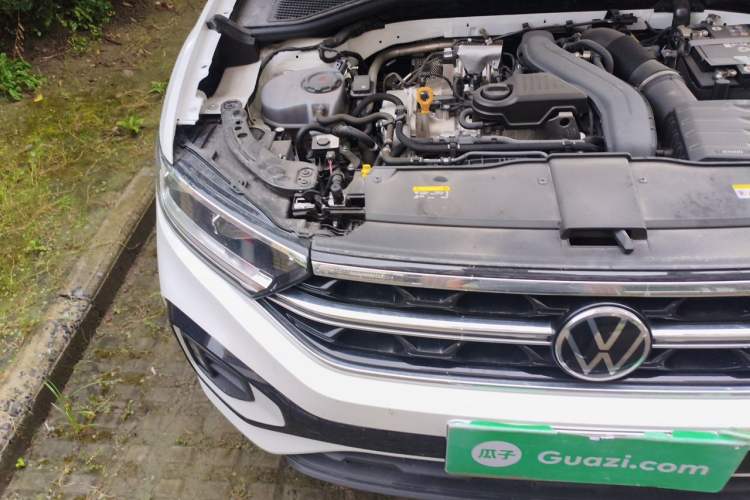 Used Volkswagen T-ROC 2026 Model 300TSI DSG Two-Wheel Drive Chenguang Edition Engine Bay Right