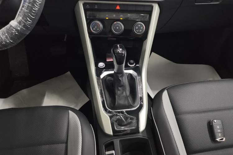 Used Volkswagen T-ROC 2026 Model 280TSI DSG Two-Wheel Drive Shiguang Edition Gear Lever