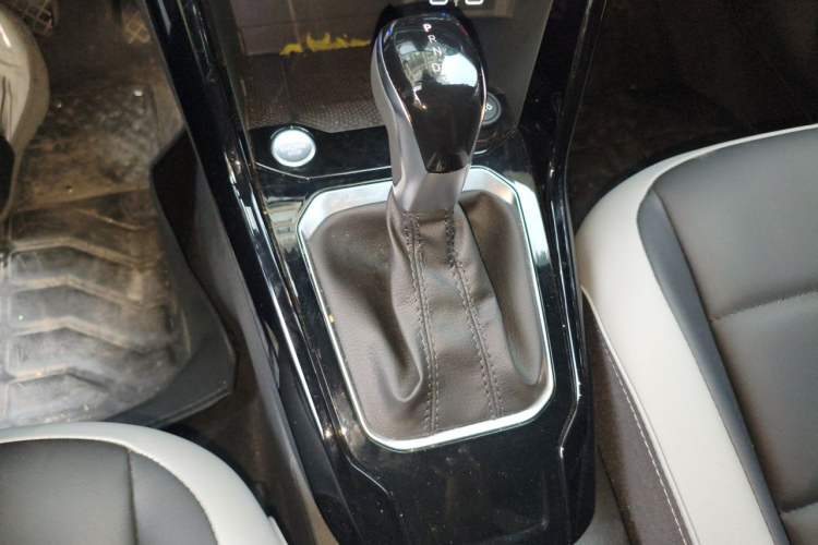 Used Volkswagen T-ROC 2026 Model 300TSI DSG Two-Wheel Drive Chenguang Edition Gear Lever