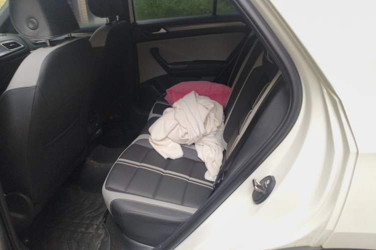Used Volkswagen T-ROC 2026 Model 300TSI DSG Two-Wheel Drive Chenguang Edition Left Rear Seat