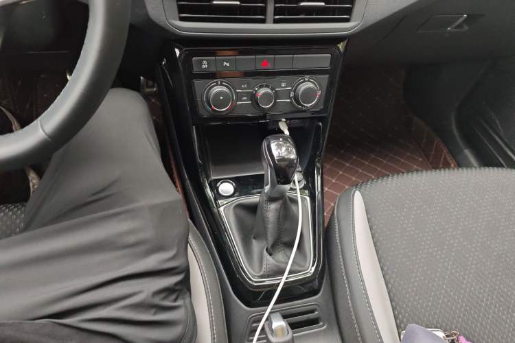 Used Volkswagen Tacqua 2021 280TSI DSG R-Line Connected Version Gear Lever