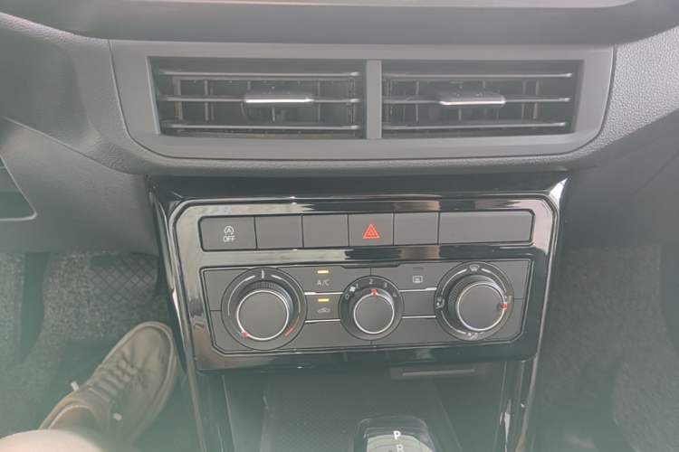 Used Volkswagen Tacqua 2020 1.5L Automatic Yue Audio And AC Panel