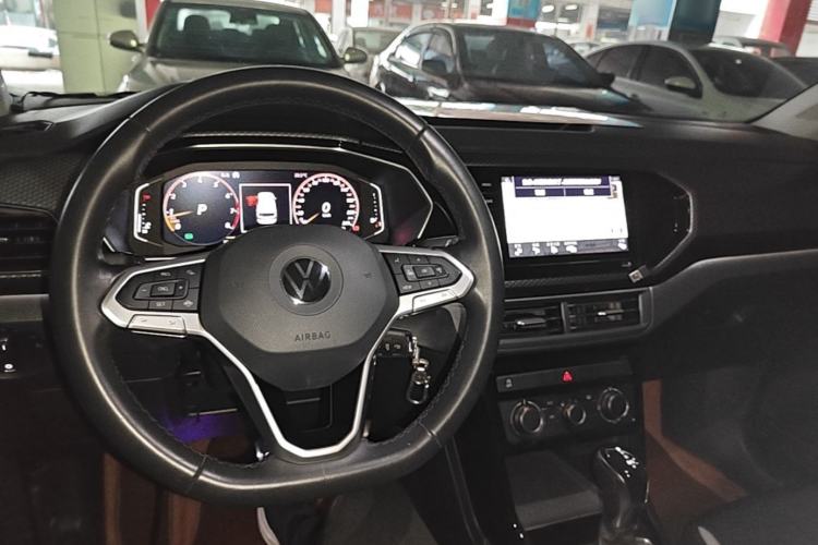 Used Volkswagen Tacqua 2020 1.5L Automatic R-Line Center Console