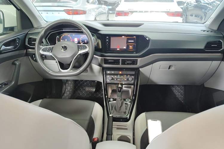 Used Volkswagen Tacqua 2020 280TSI DSG EnjoyPro Center Console