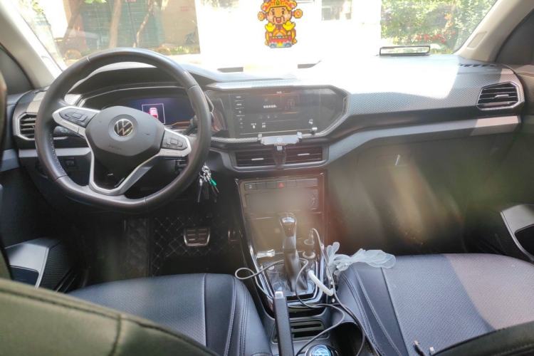 Used Volkswagen Tacqua 2020 1.5L Automatic R-Line Center Console