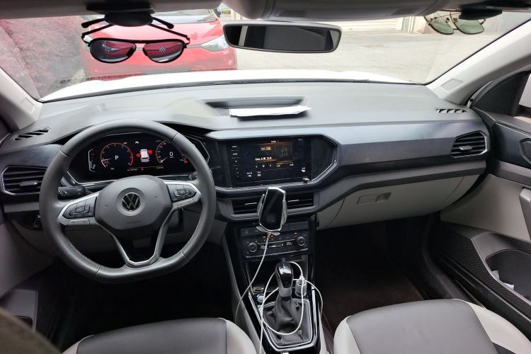 Used Volkswagen Tacqua 2020 280TSI DSG EnjoyPro Center Console