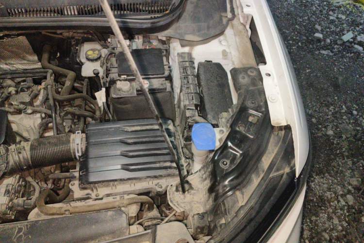 Used Volkswagen Tacqua 2020 1.5L Automatic R-Line Engine Bay Left