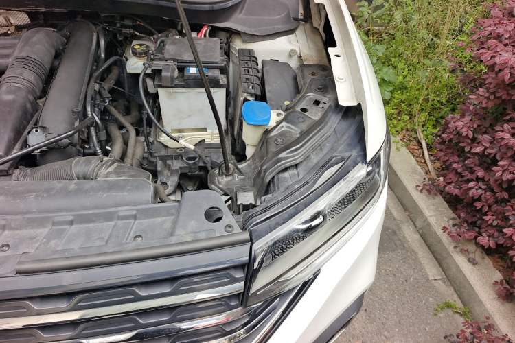Used Volkswagen Tacqua 2020 280TSI DSG EnjoyPro Engine Bay Left