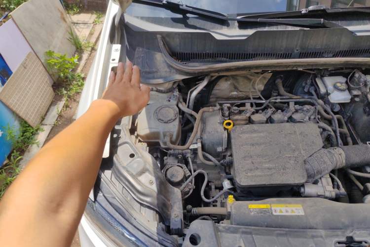 Used Volkswagen Tacqua 2020 1.5L Automatic R-Line Engine Bay Right