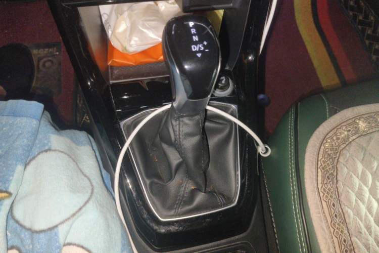 Used Volkswagen Tacqua 2020 1.5L Automatic R-Line Gear Lever