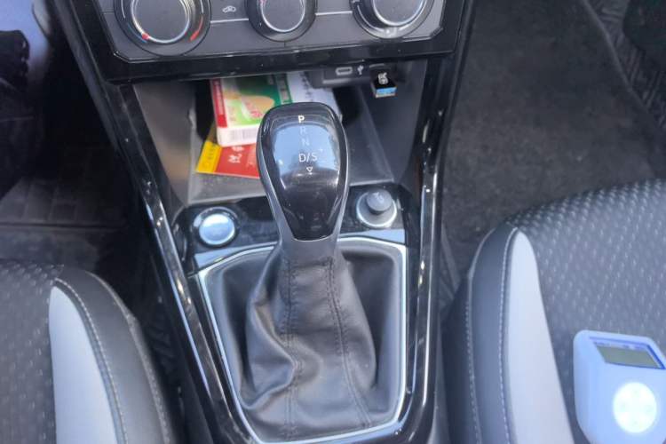 Used Volkswagen Tacqua 2020 280TSI DSG R-Line Gear Lever