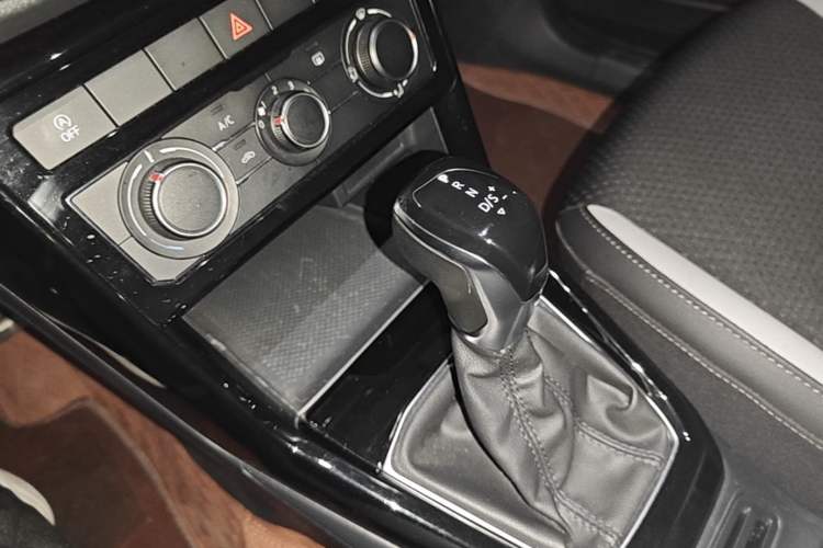 Used Volkswagen Tacqua 2020 1.5L Automatic R-Line Gear Lever