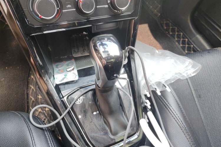 Used Volkswagen Tacqua 2020 1.5L Automatic R-Line Gear Lever