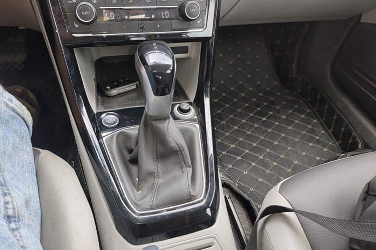 Used Volkswagen Tacqua 2020 280TSI DSG EnjoyPro Gear Lever