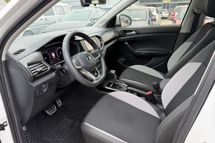 Used Volkswagen Tacqua 2020 1.5L Automatic R-Line Interior 3