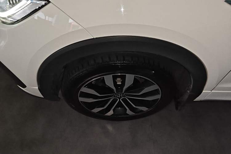 Used Volkswagen Tacqua 2020 1.5L Automatic R-Line Left Front Wheel Hub