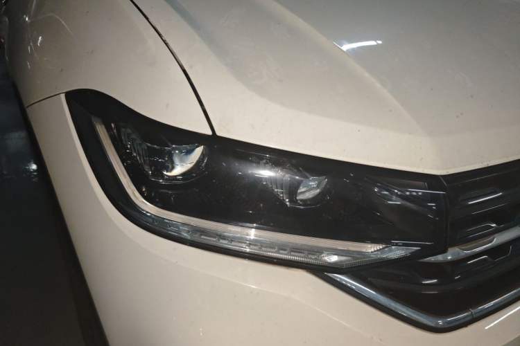 Used Volkswagen Tacqua 2020 1.5L Automatic Yue Right Front Headlight
