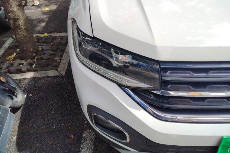Used Volkswagen Tacqua 2020 1.5L Automatic Yue Right Front Headlight