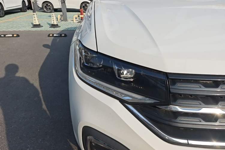 Used Volkswagen Tacqua 2020 1.5L Automatic Yue Right Front Headlight