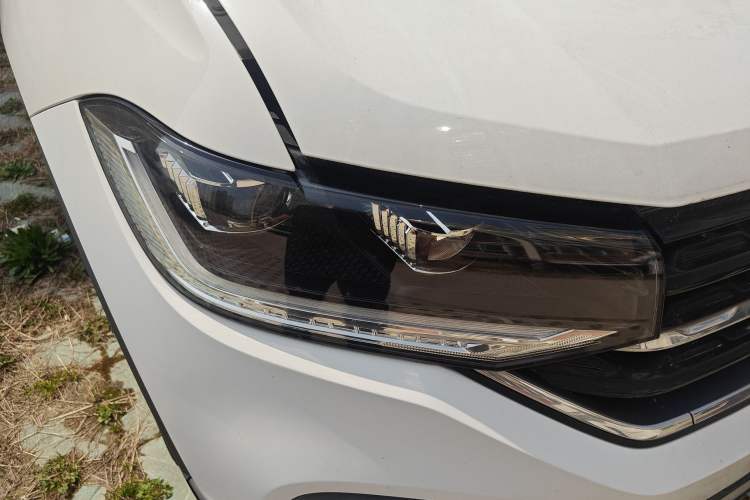 Used Volkswagen Tacqua 2020 1.5L Automatic Yue Right Front Headlight