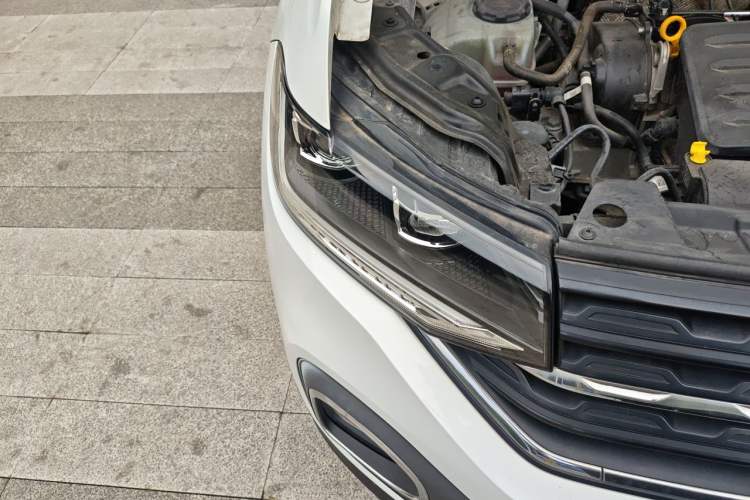 Used Volkswagen Tacqua 2020 1.5L Automatic Yue Right Front Headlight