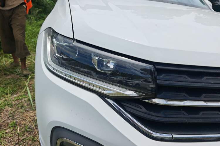 Used Volkswagen Tacqua 2020 1.5L Automatic Yue Right Front Headlight