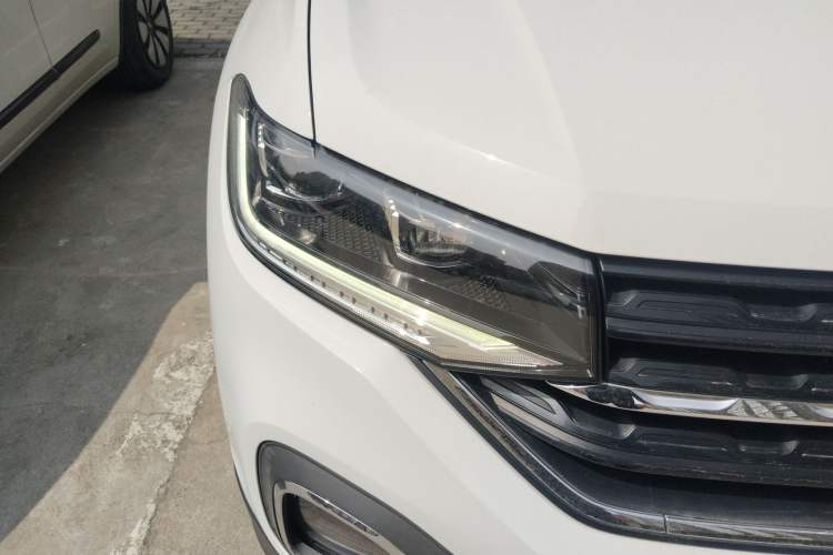 Used Volkswagen Tacqua 2020 1.5L Automatic Yue Right Front Headlight