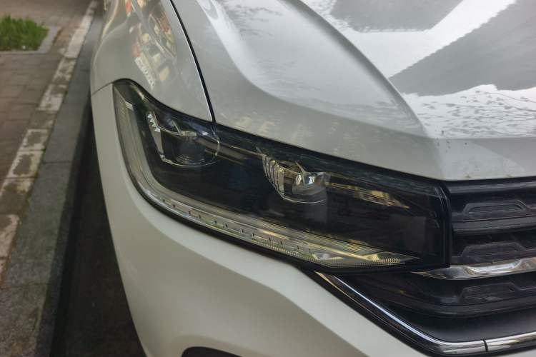 Used Volkswagen Tacqua 2020 1.5L Automatic Yue Right Front Headlight