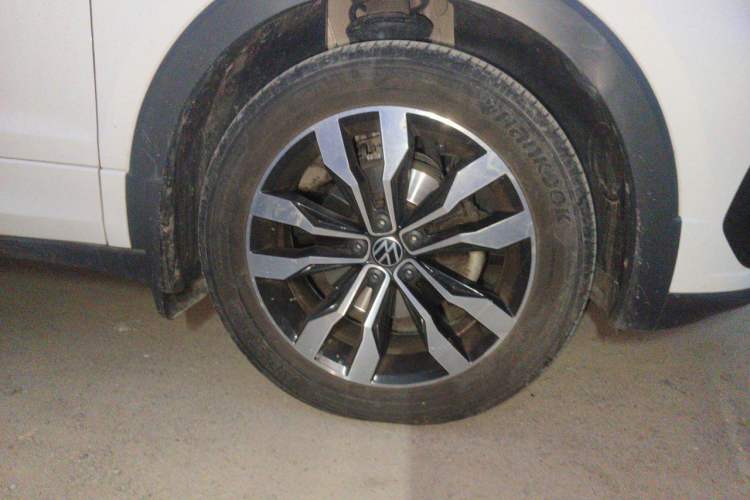 Used Volkswagen Tacqua 2020 1.5L Automatic R-Line Right Front Wheel Hub