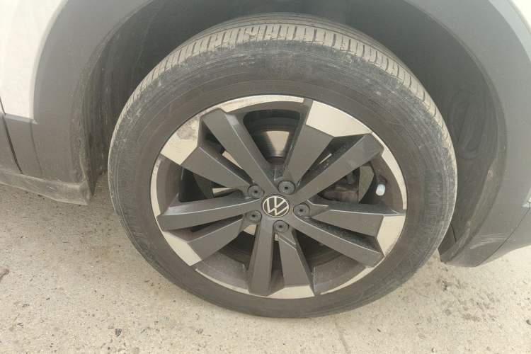 Used Volkswagen Tacqua 2020 280TSI Starry Limited Edition Right Front Wheel Hub