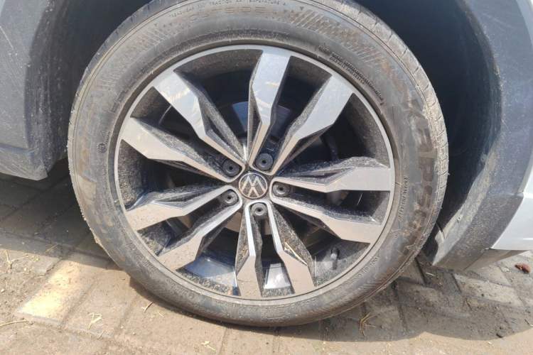 Used Volkswagen Tacqua 2020 1.5L Automatic R-Line Right Front Wheel Hub