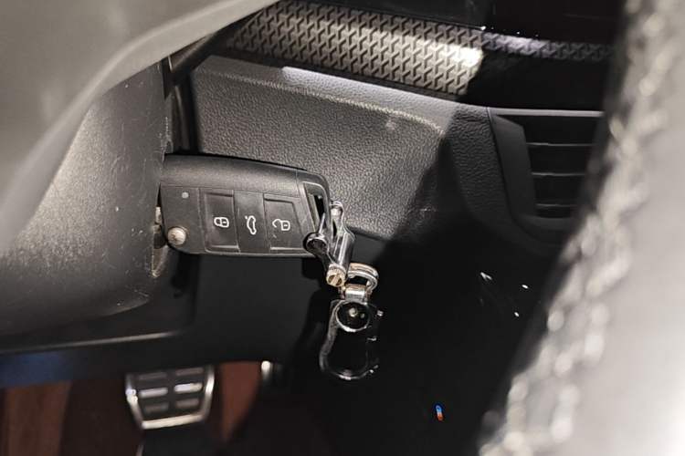 Used Volkswagen Tacqua 2020 1.5L Automatic R-Line Vehicle Key