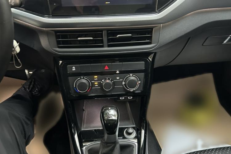 Used Volkswagen Tacqua 2021 200TSI DSG R-Line Smart Connectivity Version Interior 5