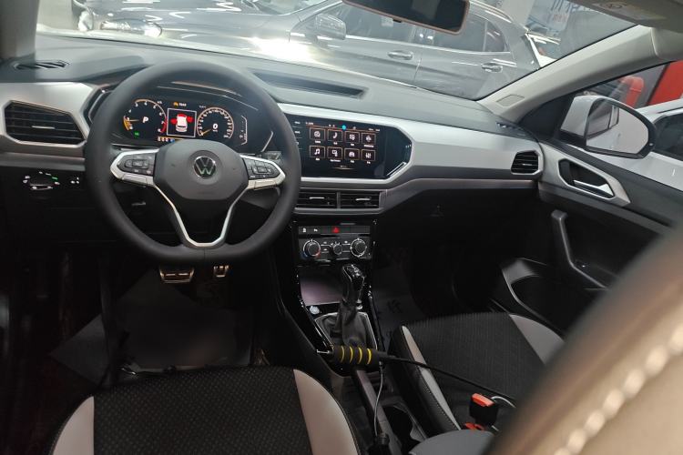 Used Volkswagen Tacqua 2021 280TSI DSG EnjoyPro Smart Connectivity Version Center Console