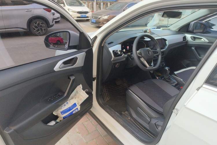 Used Volkswagen Tacqua 2021 1.5L Automatic R-Line Smart Connect Edition Driver Seat