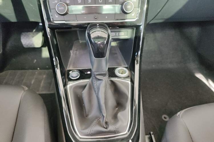 Used Volkswagen Tacqua 2021 280TSI DSG EnjoyPro Smart Connectivity Version Gear Lever