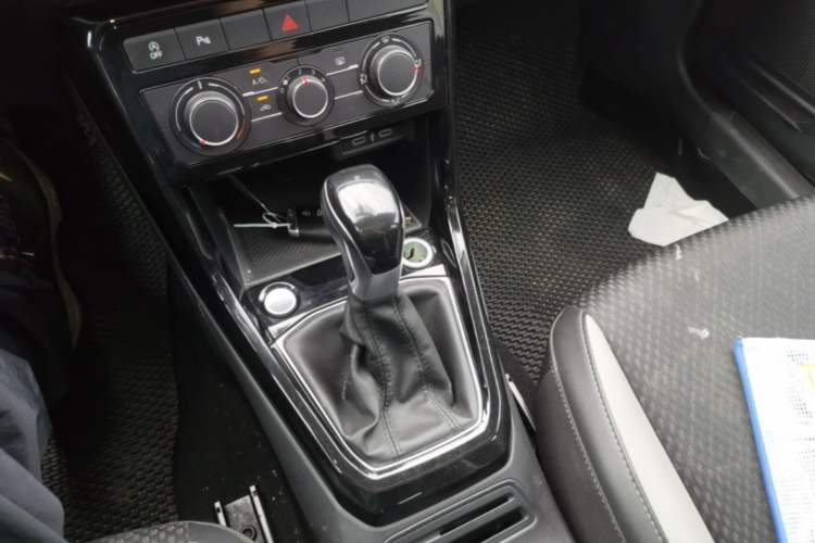 Used Volkswagen Tacqua 2021 200TSI DSG JoyConnect Edition Gear Lever