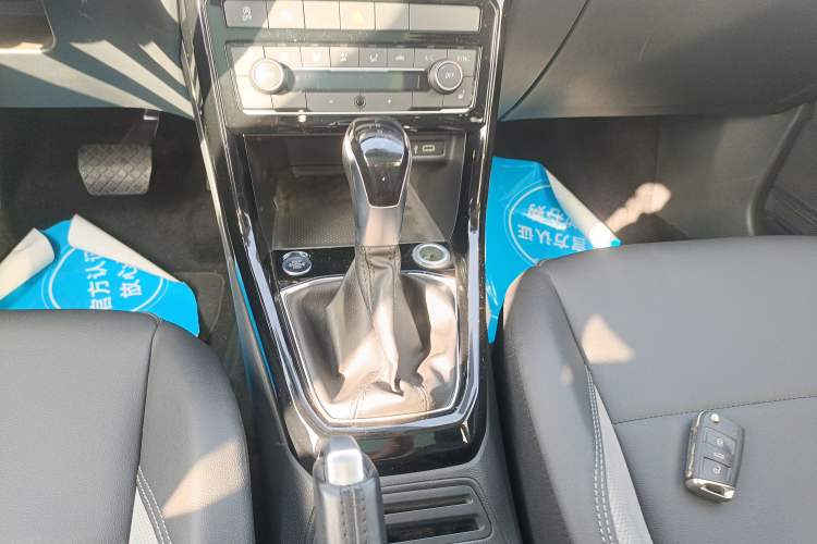 Used Volkswagen Tacqua 2021 280TSI DSG EnjoyPro Smart Connectivity Version Gear Lever