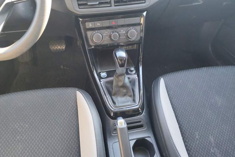 Used Volkswagen Tacqua 2021 200TSI DSG JoyConnect Edition Gear Lever