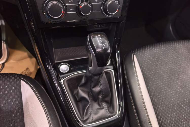 Used Volkswagen Tacqua 2021 200TSI DSG JoyConnect Edition Gear Lever