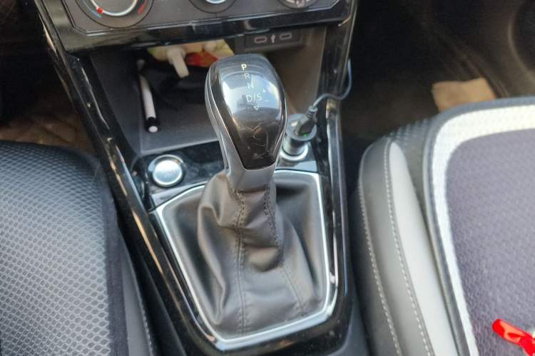Used Volkswagen Tacqua 2021 1.5L Automatic R-Line Smart Connect Edition Gear Lever