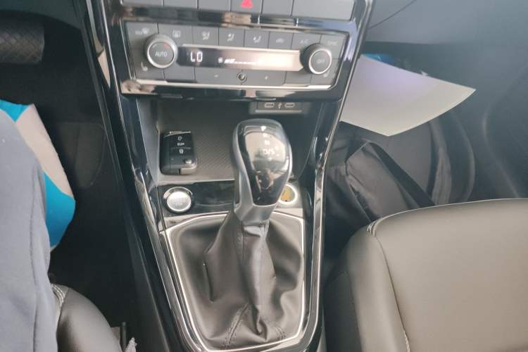 Used Volkswagen Tacqua 2021 280TSI DSG EnjoyPro Smart Connectivity Version Gear Lever